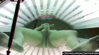 Голая брюнетка мастурбирует киску в солярии