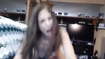 Голая женщина устраивает шоу с мастурбацией в комнате и писсингом в ванне