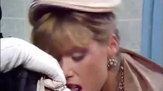 Групповой секс в женском толчке с пьяным парнем