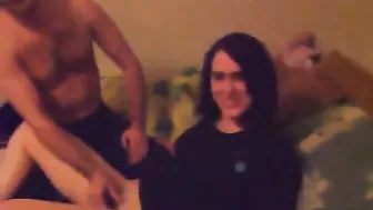 Молодая пара занимается мастурбацией киски на кровати во время вечеринки