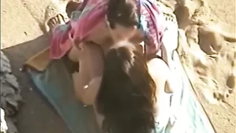 Молодая парочка сладко трахается прямо посреди пляжа