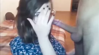 Дал на клык молодой шалаве в очках и кончил ей на лицо