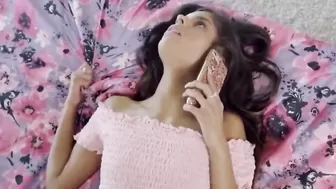 Девушка играет в приставку и стонет от секса с парнем