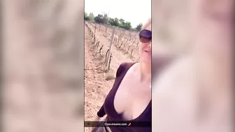 Грудастая женщина раздевается на улице и показывает тело