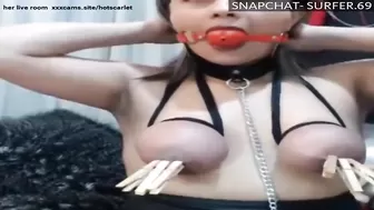 Деваха жёстко издевается на веб камеру с подружкой