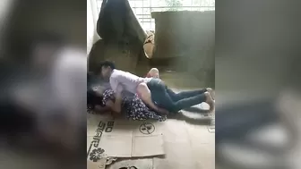 Пацан дает на клык азиатской телке и ебет ее посреди склада