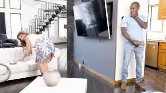 Чернокожий шалун трахнул рыжую мамашу своей девушки в пизду