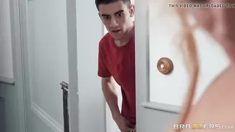 Парень трахнул зрелую соседку в выбритую письку и кончил на лицо