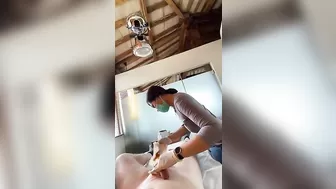 Азиатская медсестра вынудила пациента кончить во время бритья мошонки