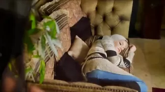 Красивая мать с огромными дойками учит сына пользоваться членом