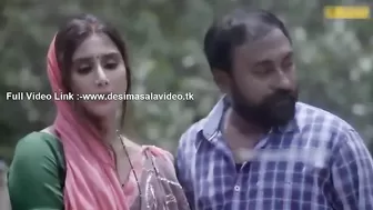 Хитрый мужик разбудил индианку и массировал голое тело