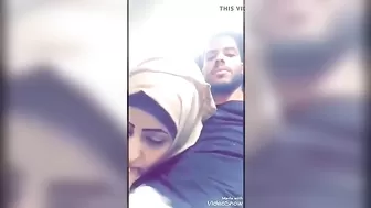 Красотка в хиджабе целуется, сосет и трахается со своим другом