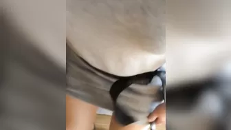 Знойная мамочка в коротком платье и колготках мастурбирует сыночку и ласкает клитор