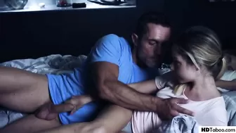 Зрелый мужик поимел очаровательную подругу дочери в бритую киску ночью