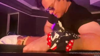 После поцелуев девушка лезет сосать член брюнету