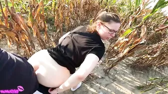 Пацанчик включив камеру отымел свою подружку в сочную пилотку на кукурузном поле