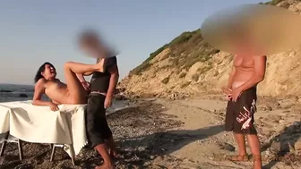 Девушка на пляже удовлетворяет всех желающих тугой задницей